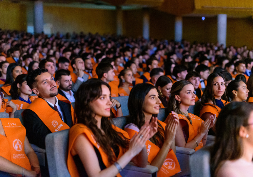 Més de 5.000 persones vibren en directe amb les Graduacions dels Graus i Màsters de la Facultat d’Economia